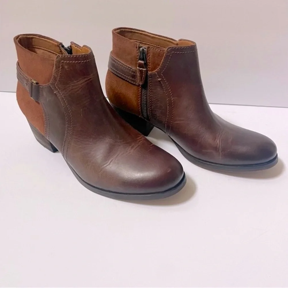 Clarks Maypearl Lilac Dark Tan Cushion Footbed Booties Sz 8.5